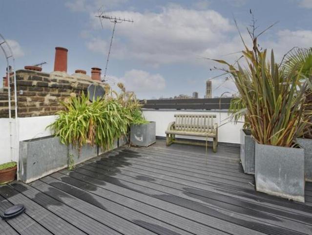 Maisonette for rent in Cat Hill