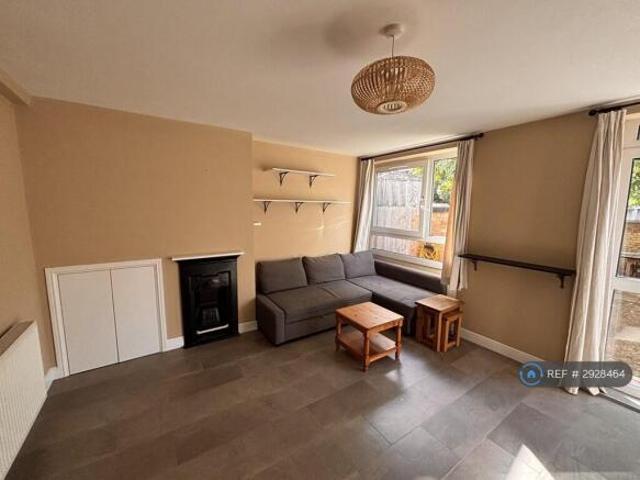 Maisonette for rent in Cat Hill