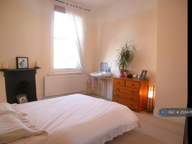Duplex for rent in Battersea