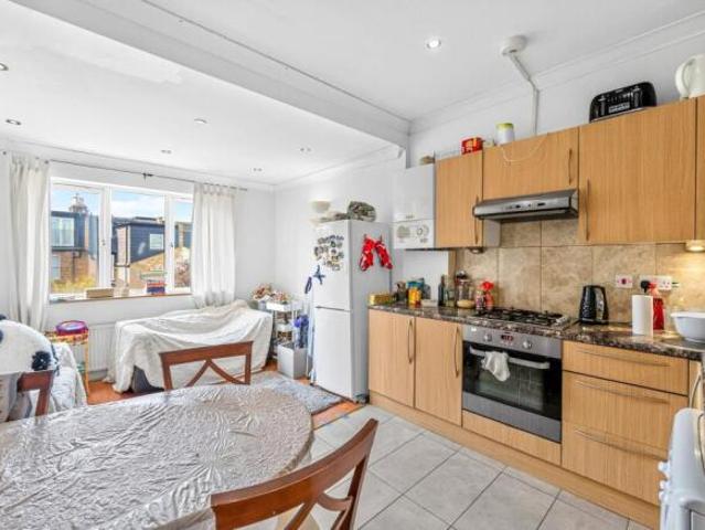 Maisonette for rent in Cat Hill