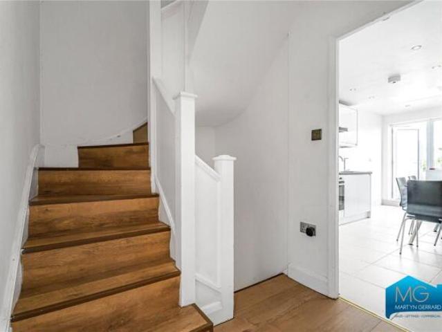 Maisonette for rent in Whetstone, Greater London