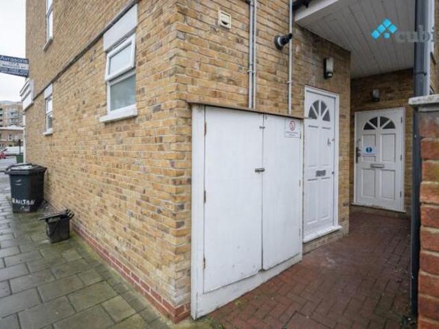 Maisonette for rent in Cat Hill