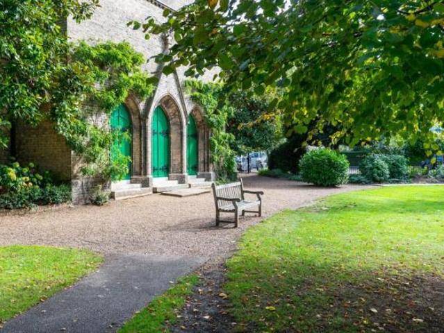 Maisonette for rent in Cat Hill, England