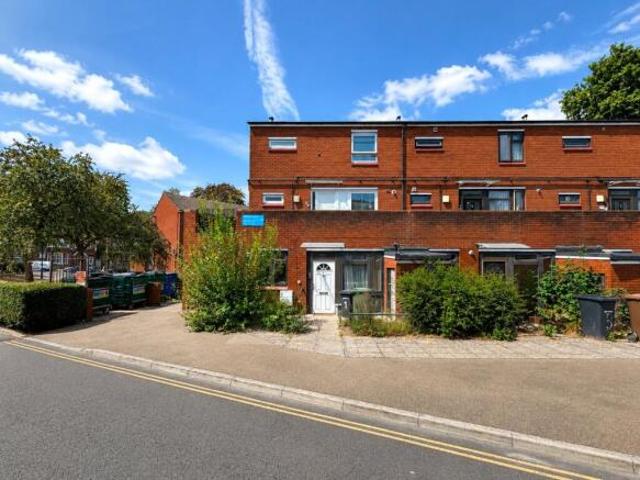 Maisonette for rent in Cat Hill