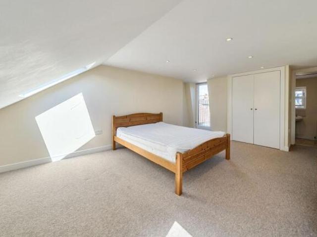 Maisonette for rent in Cat Hill