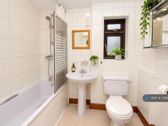 Maisonette for rent in Cat Hill, England