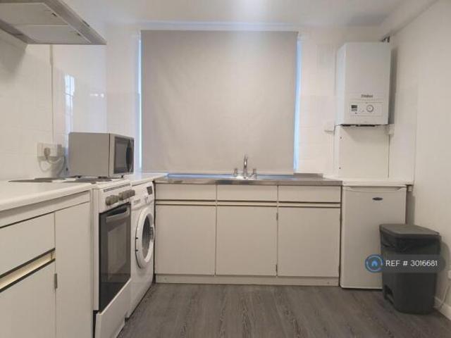 Maisonette for rent in Cat Hill