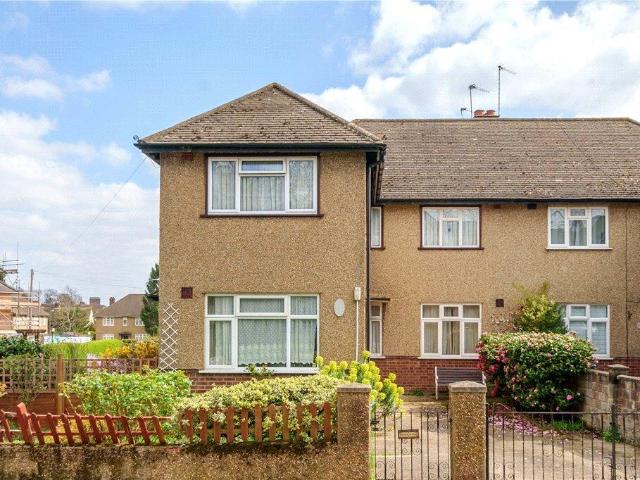 Flat for sale in Little Stanmore, Greater London