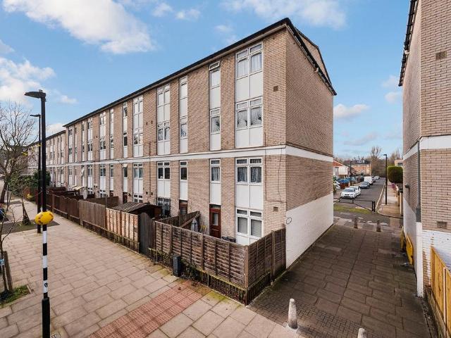 Flat for sale in Isle Of Dogs, Isle Of Man