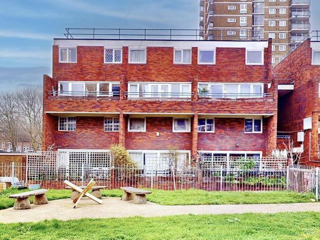 Flat for sale in Old Ford, Bow