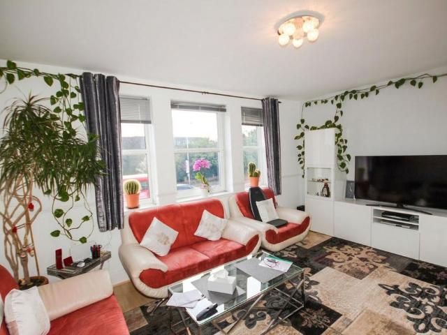 Flat for sale in Yeading, Greater London