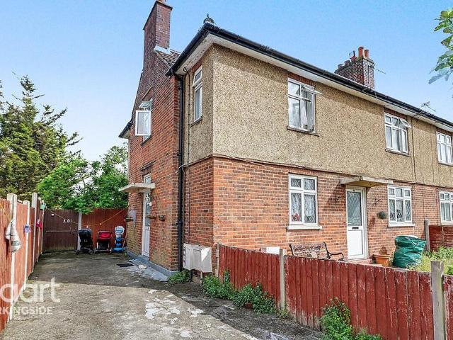 Flat for sale in Barkingside, Greater London