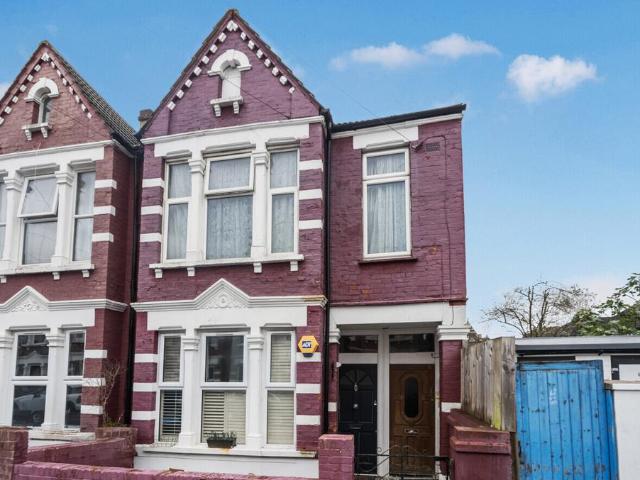 Flat for sale in London Borough of Merton, Mitcham