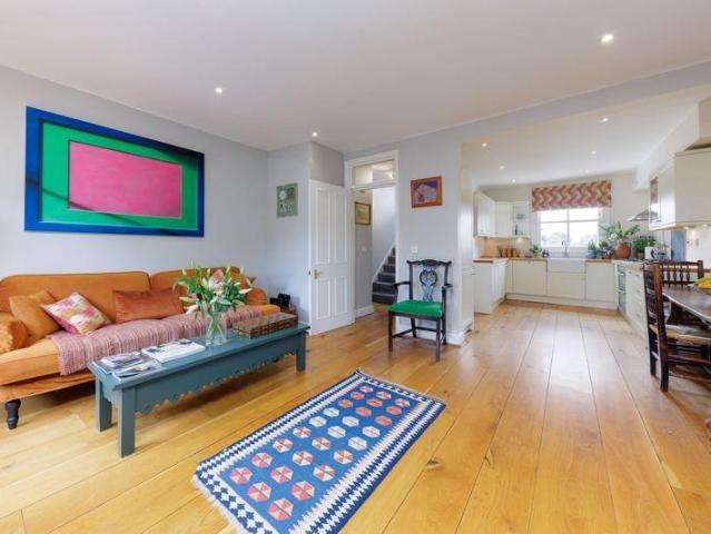 Flat for sale in Shepherd's Bush, Greater London