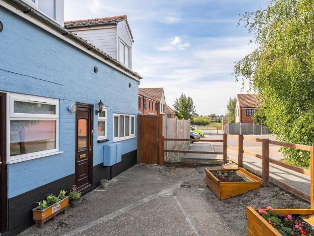 Flat for sale in Roughton, Comers