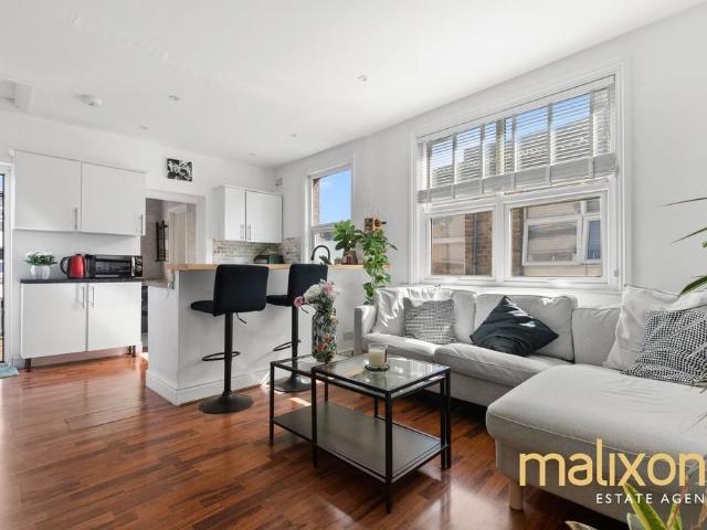 Flat for sale in Summerstown, Greater London