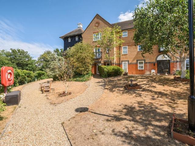 Flat for sale in Hertford, Colliers End