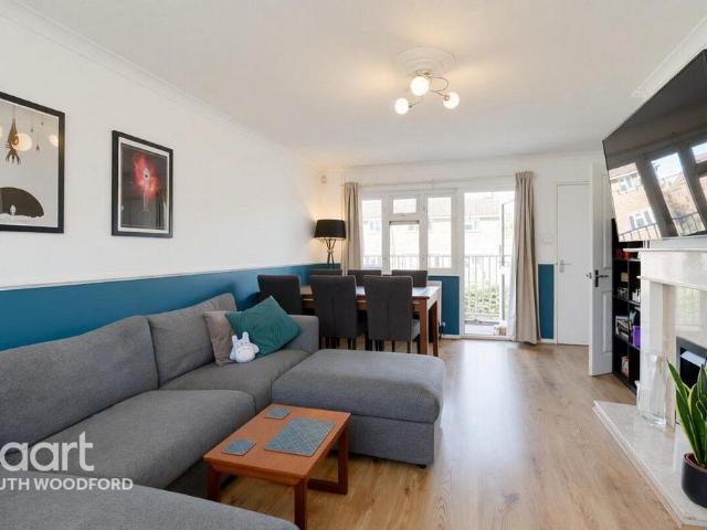 Flat for sale in London Borough of Redbridge, Greater London