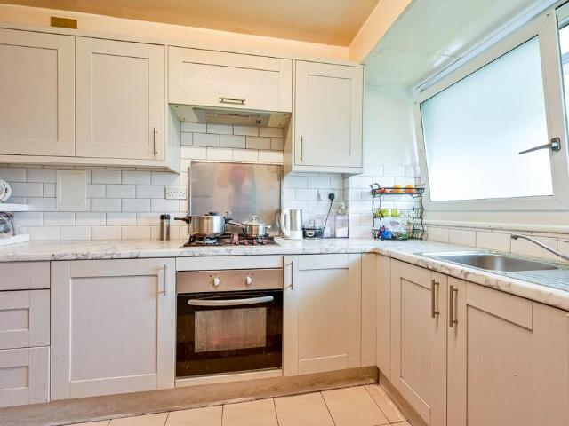 Flat for sale in London Borough of Wandsworth, Greater London
