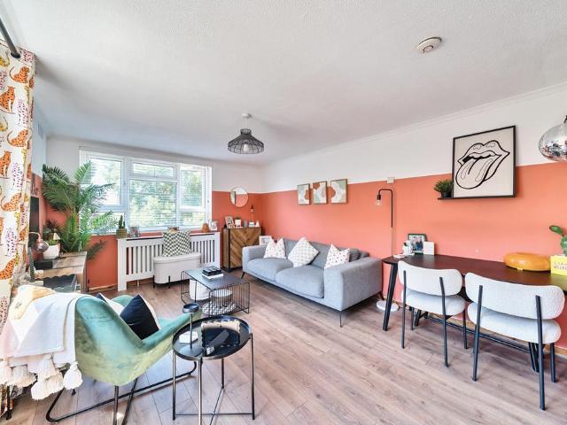 Flat for sale in London Borough of Ealing, Greater London