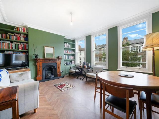 Flat for sale in Holloway, Greater London
