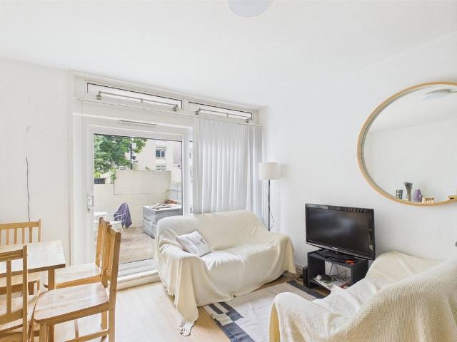 Flat for sale in Clapham, Greater London