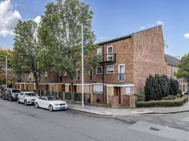 Flat for sale in North Kensington, Greater London