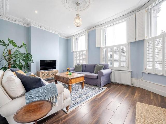 Flat for sale in Stockwell, Greater London