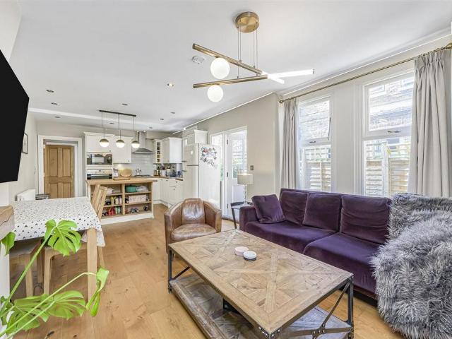Flat for sale in Streatham Hill, Greater London