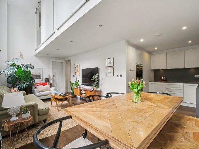 Flat for sale in Highbury, Greater London