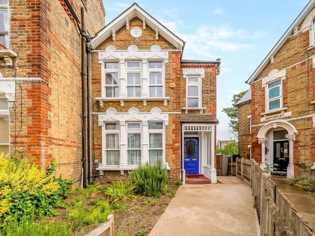 Flat for sale in London Borough of Lewisham, Ladywell