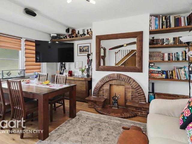 Flat for sale in Elstree and Borehamwood, Borehamwood