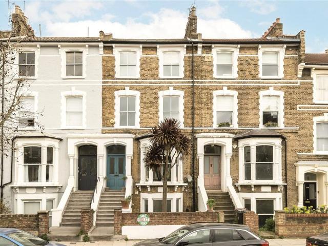 Flat for sale in Shacklewell, Greater London