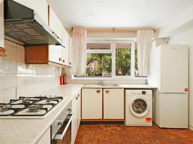 Flat for sale in Battersea, Greater London