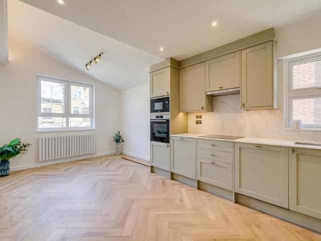 Flat for sale in Fulham, Greater London