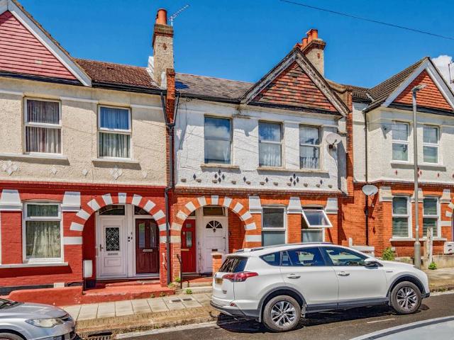 Flat for sale in Furzedown, Greater London