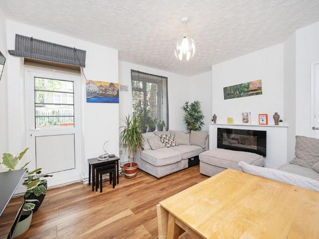 Flat for sale in South Hackney, Greater London