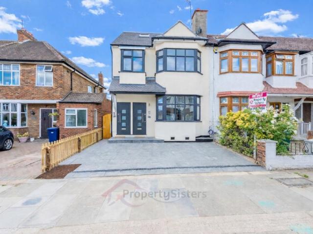 Flat for sale in The Hale, Mill Hill