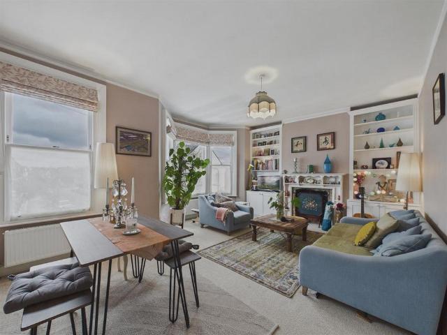 Flat for sale in Harlesden, Greater London