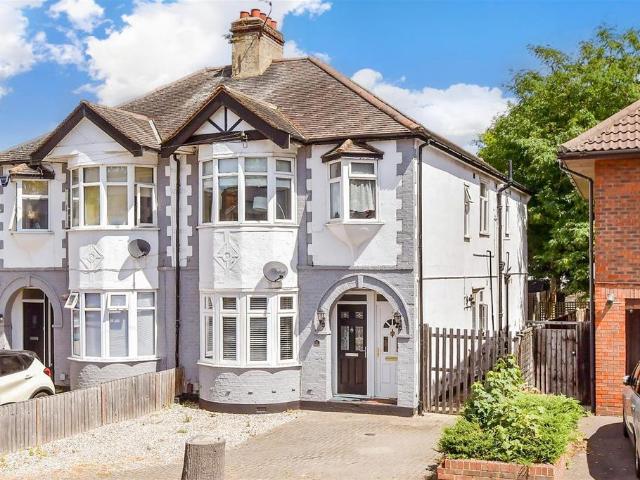 Flat for sale in Gidea Park, Greater London