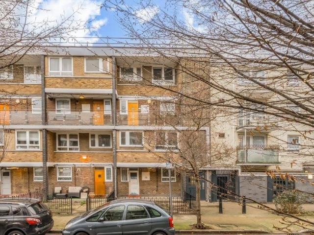 Flat for sale in Mile End, Greater London