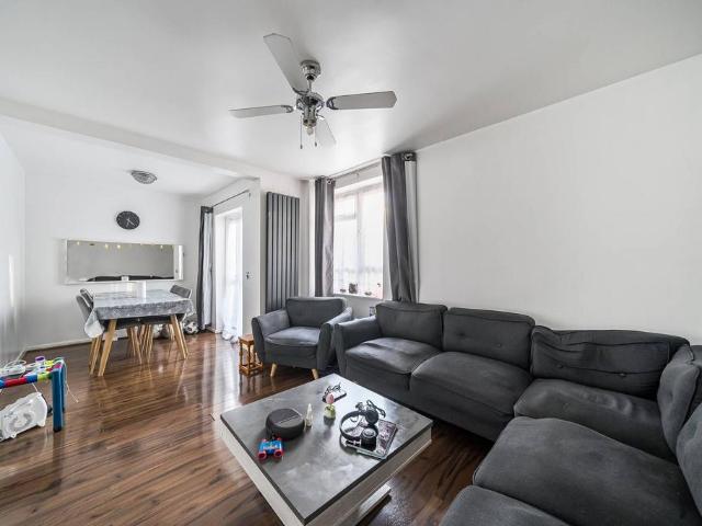 Flat for sale in West Norwood, Greater London