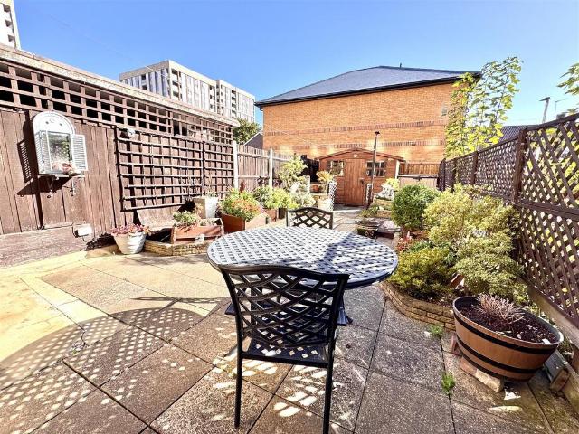 Flat for sale in Royal Borough of Greenwich, Greater London