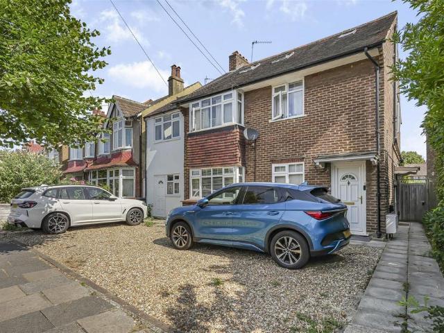 Flat for sale in London Borough of Merton, Raynes Park