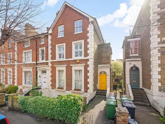 Flat for sale in London Borough of Lewisham, Forest Hill