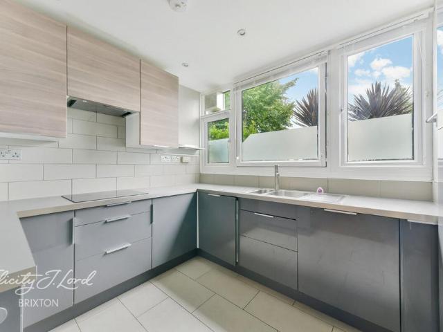 Flat for sale in Streatham Hill, Greater London
