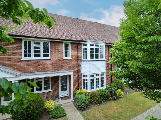Flat for sale in Fleet, Hart