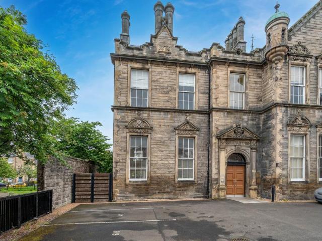 Flat for sale in Southside, Scotland
