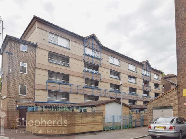 Flat for sale in Broxbourne, Hertfordshire