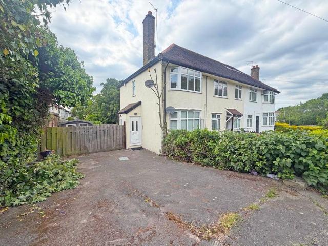 Flat for sale in Woodford Bridge, Greater London